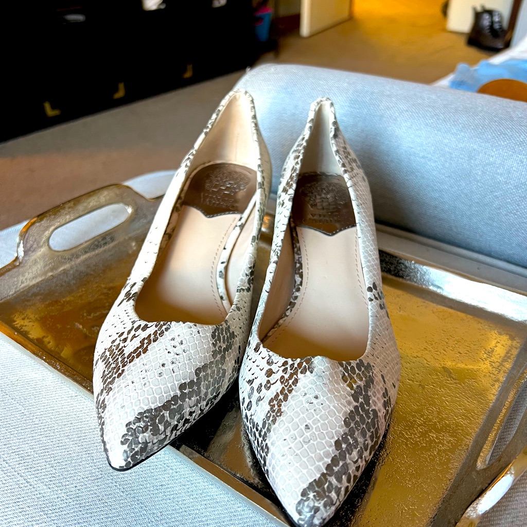 Vince Camuto Naureen Women's Kitten Heel Pumps Heels Sz 8 Ivory Silver Snake